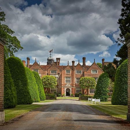 Отель Great Fosters - Near Windsor Эгэм Экстерьер фото