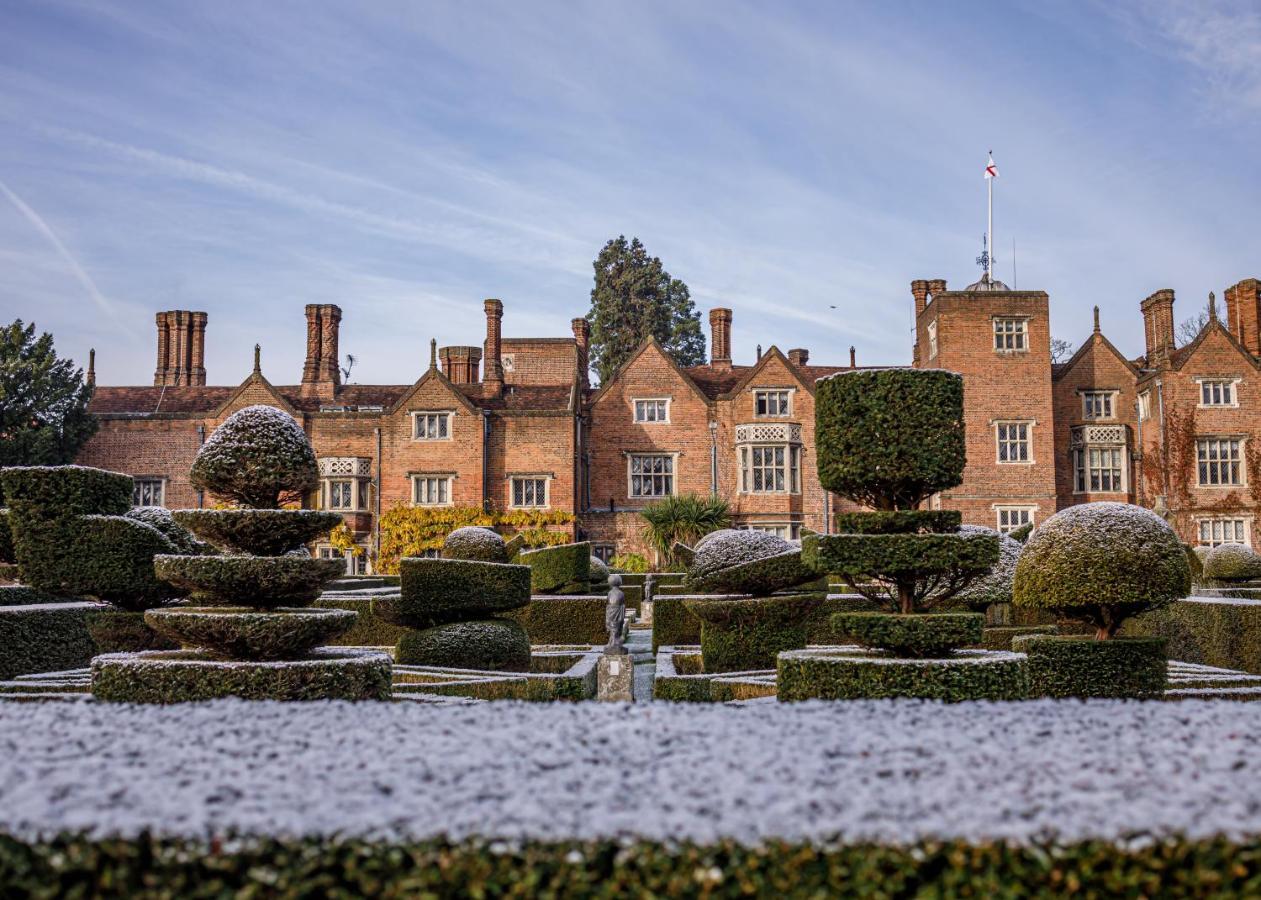 Отель Great Fosters - Near Windsor Эгэм Экстерьер фото