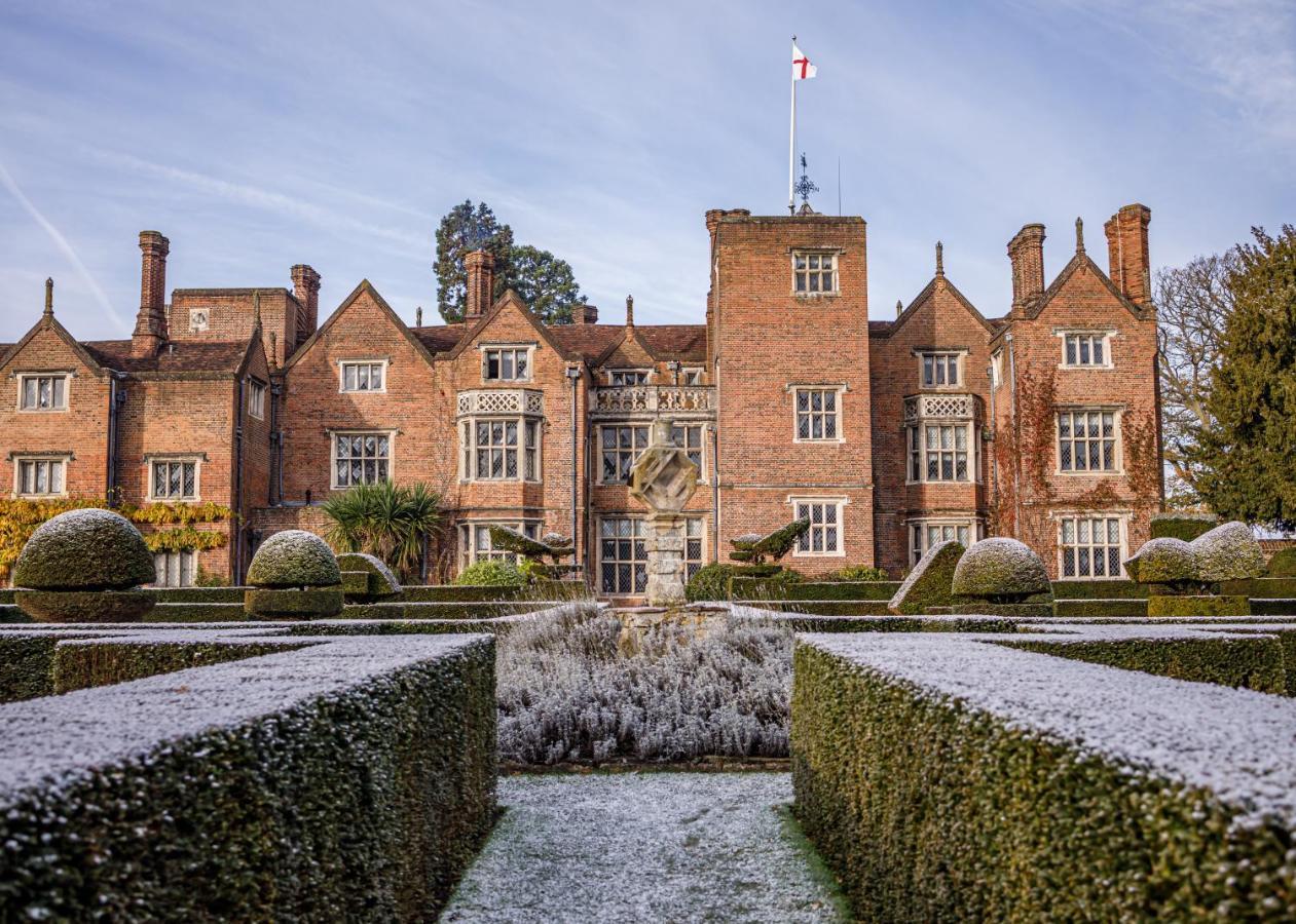 Отель Great Fosters - Near Windsor Эгэм Экстерьер фото